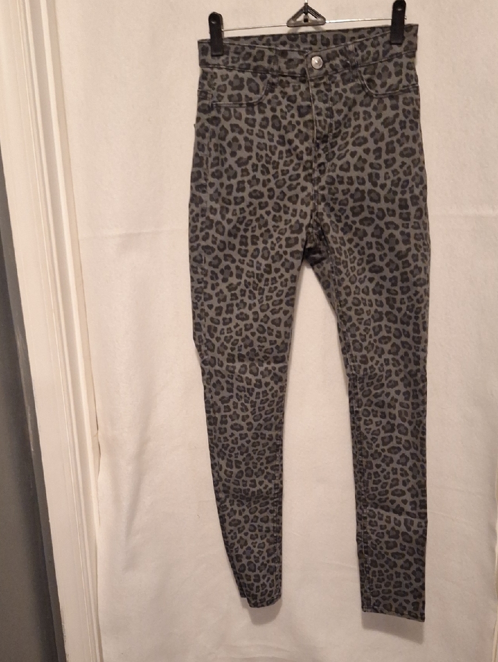H&M Gray Leopard-Print Skinny Jeans
